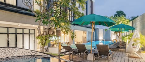 Piscine extérieure, parasols de plage, chaises longues