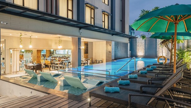 A hotel with a swimming pool, outdoor seating, and a bar area. - Kamaniiya Petitenget Seminyak (Keroboken Kelod)