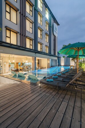 A hotel with a swimming pool, outdoor seating, and a bar area. - Kamaniiya Petitenget Seminyak (Keroboken Kelod)