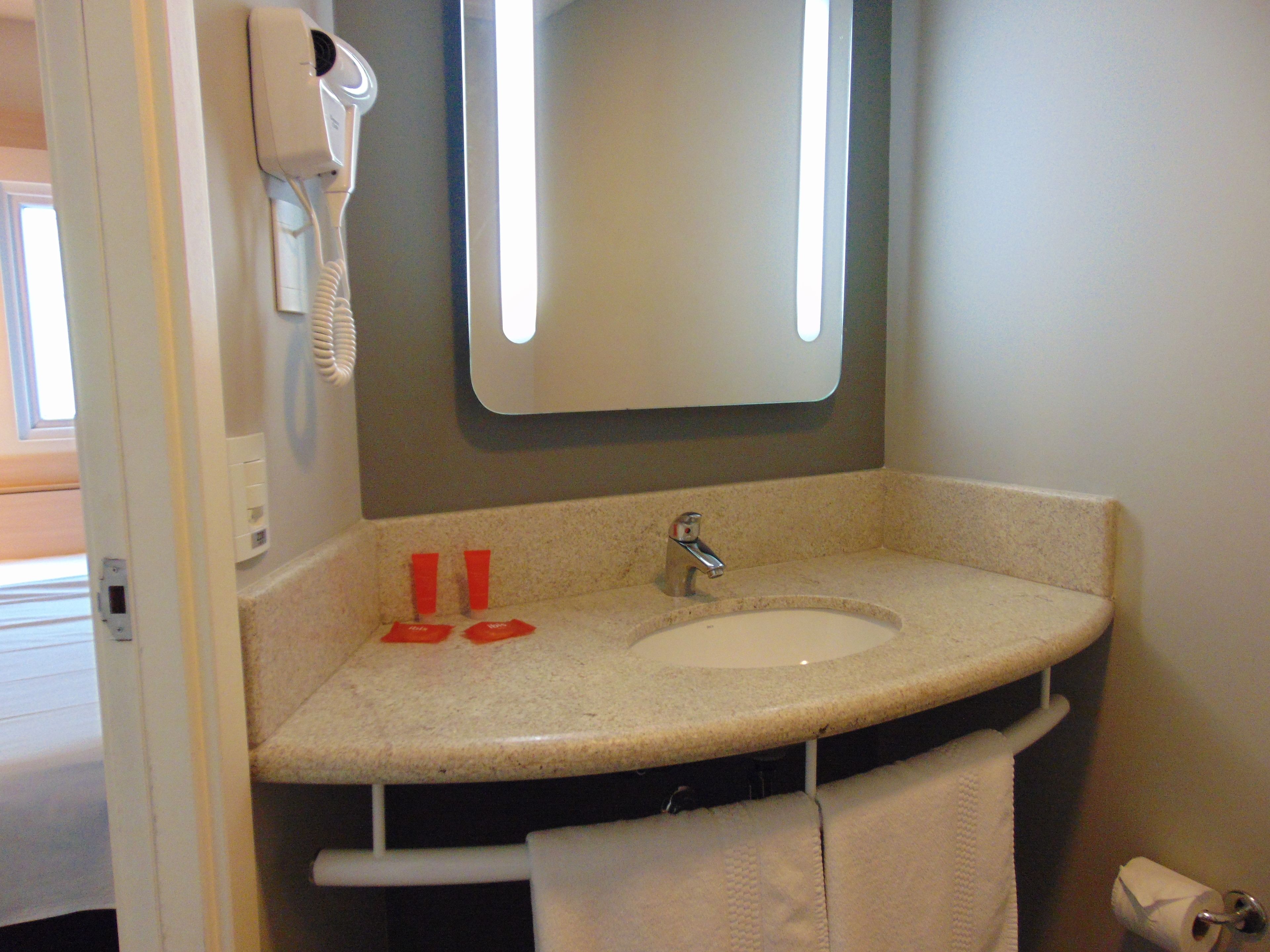 room, 1 double bed | bathroom | shower, eco-friendly toiletries, hair dryer, towels