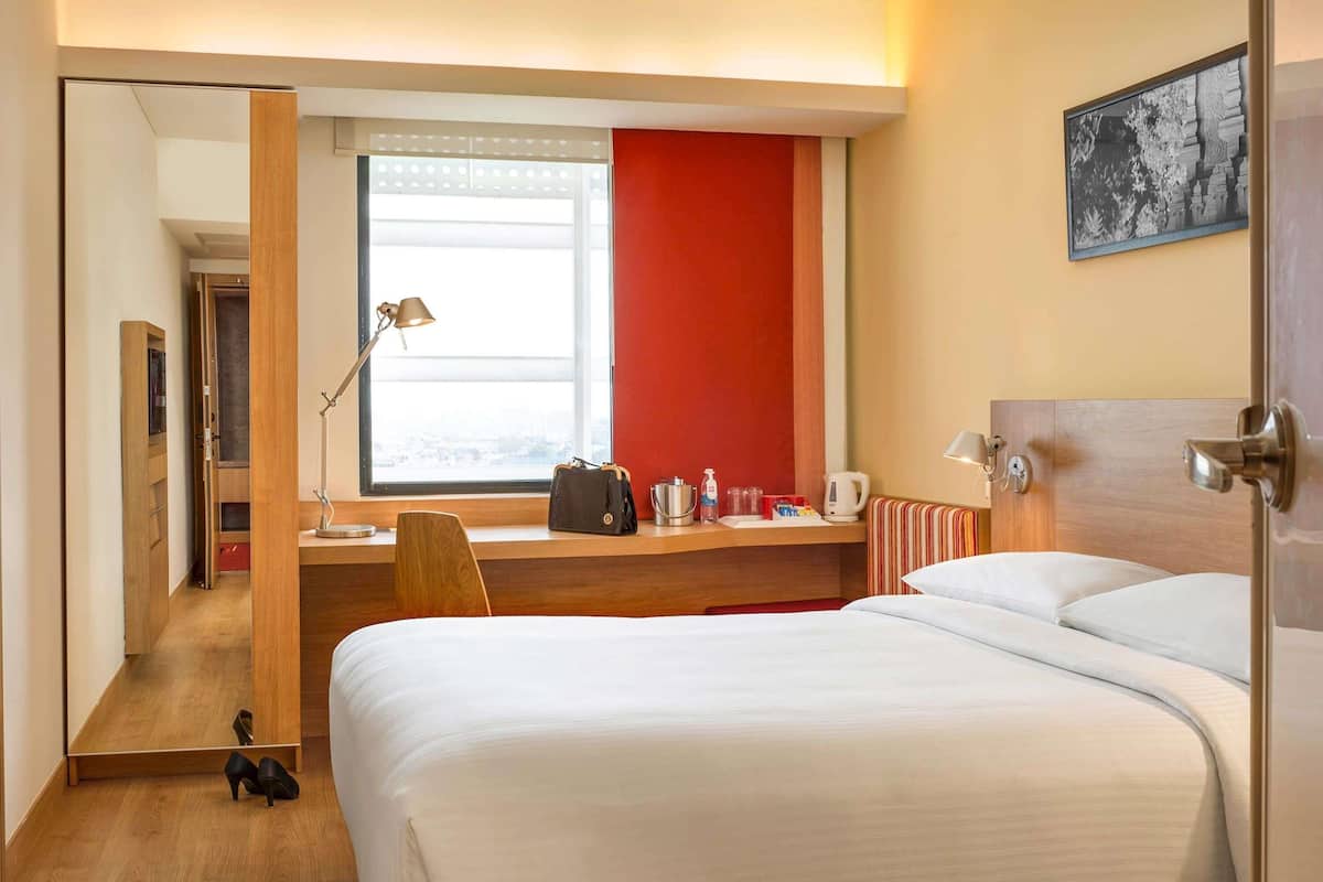 Premium bedding, in-room safe, desk, blackout curtains