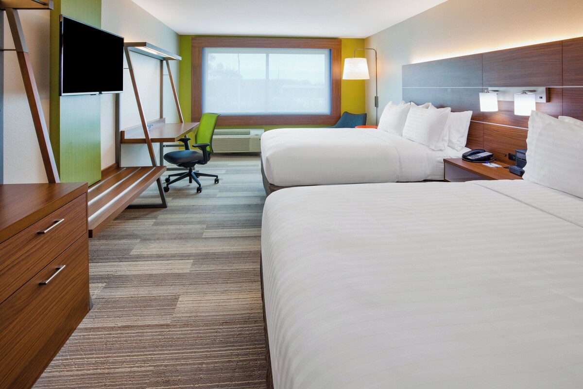 Egyptian cotton sheets, premium bedding, in-room safe, desk