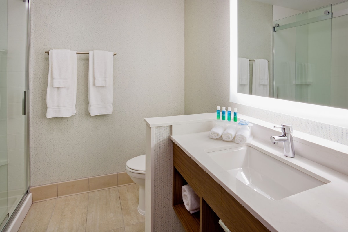 rainfall showerhead, free toiletries, hair dryer, towels