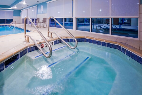 Indoor pool, sun loungers - Holiday Inn Express & Suites Des Moines Downtown by IHG (Des Moines)