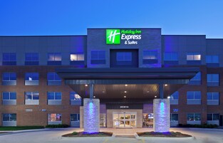 Edificio de Holiday Inn Express & Suites con fachada de ladrillo, ventanas amplias y una zona de acceso cubierta.