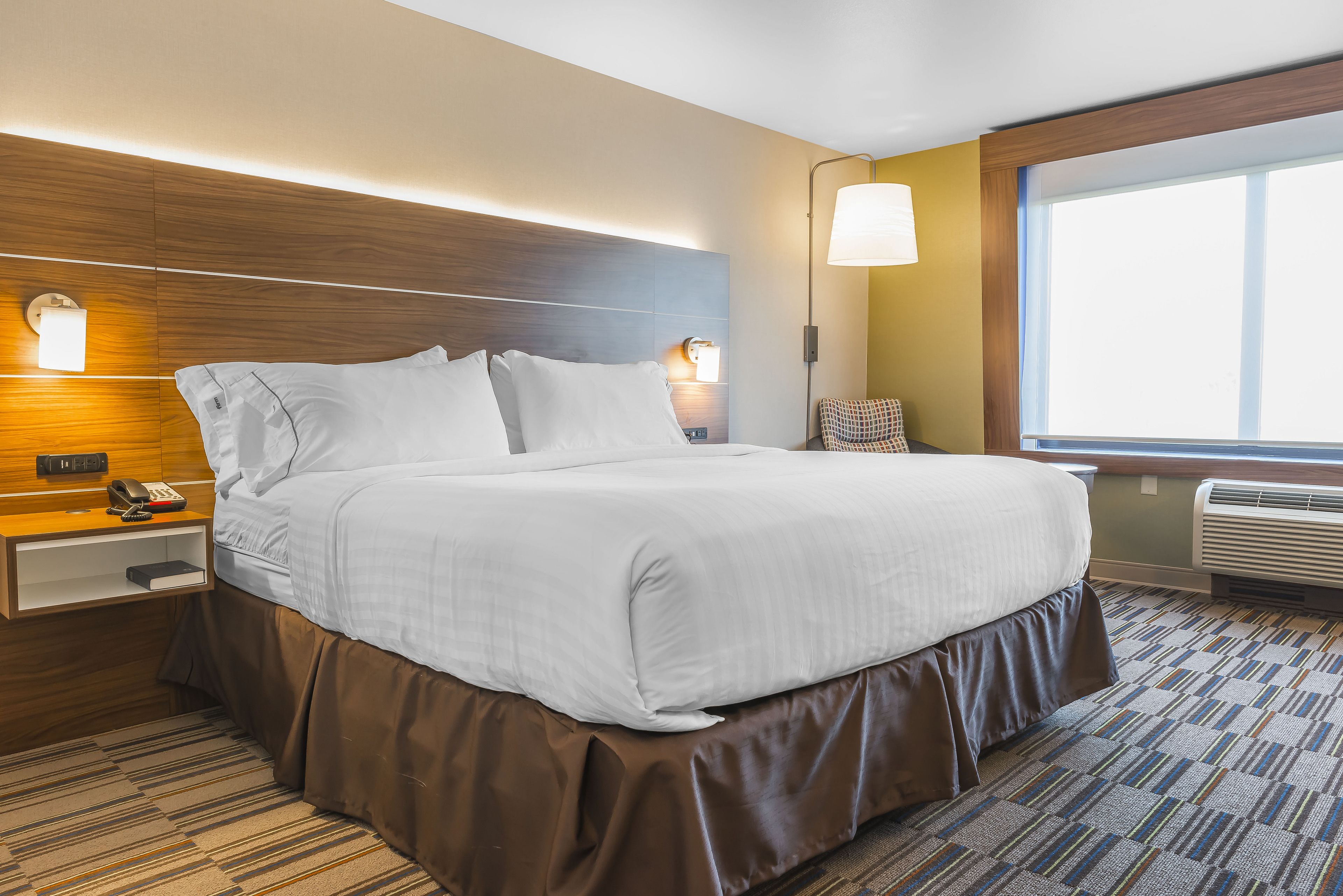 standard room, 1 king bed | in-room safe, desk, iron/ironing board, rollaway beds