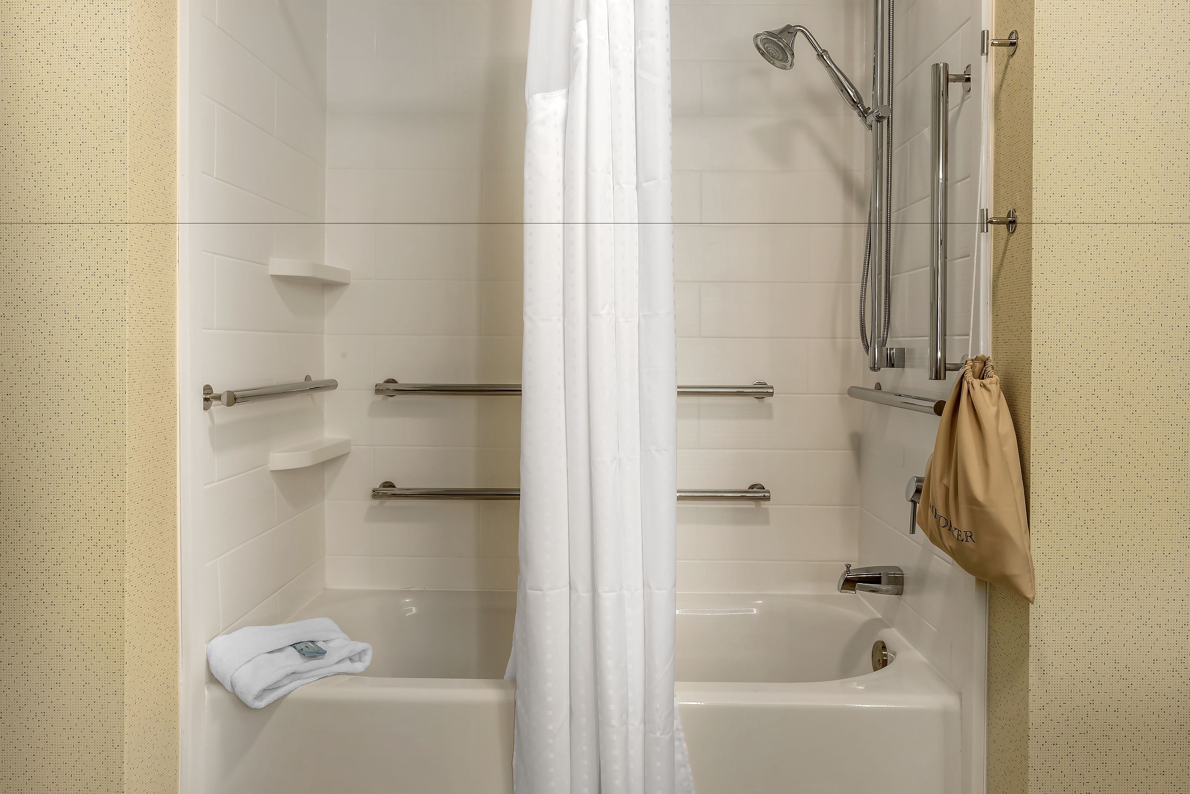 standard room, 1 king bed | bathroom | combined shower/bathtub, free toiletries, hair dryer, towels