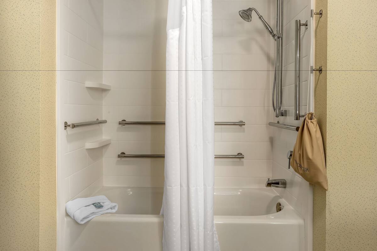 standard room, 1 king bed | bathroom | combined shower/bathtub, free toiletries, hair dryer, towels