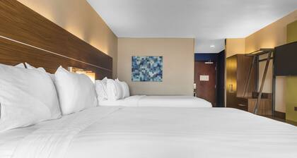 Holiday Inn Express & Suites Clarion by IHG