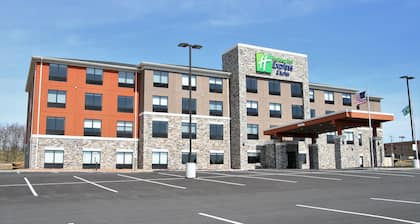 Holiday Inn Express & Suites Clarion, an IHG Hotel