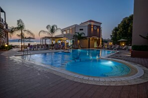 Outdoor pool, pool umbrellas, sun loungers - Golden Bay Suites (Chania)