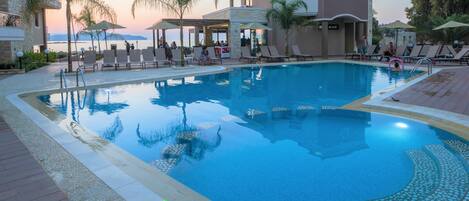 Piscina all'aperto, ombrelloni da piscina, lettini