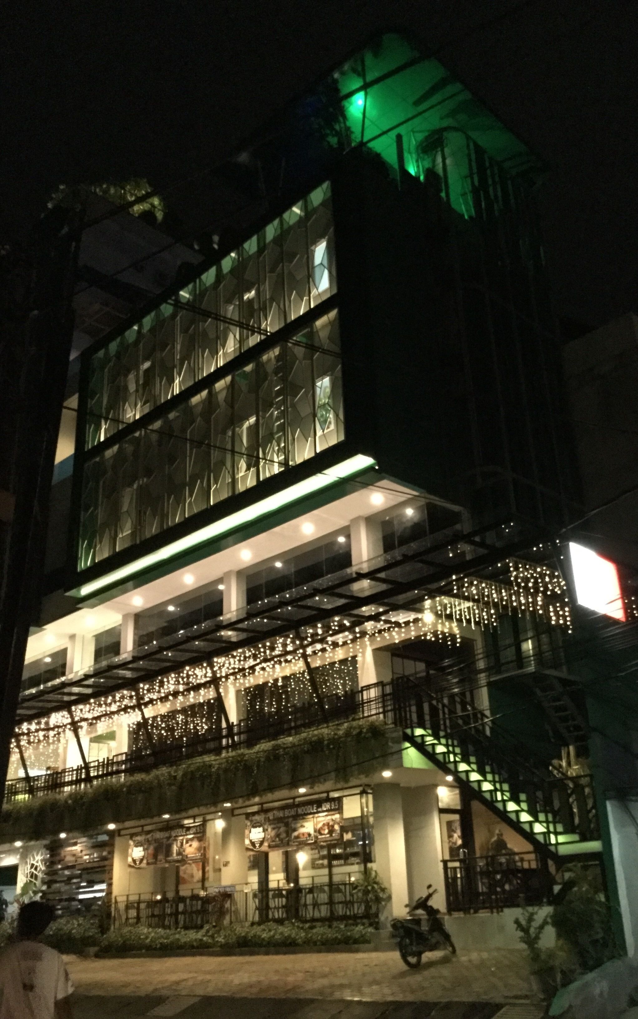 住宿正面 (夜晚)