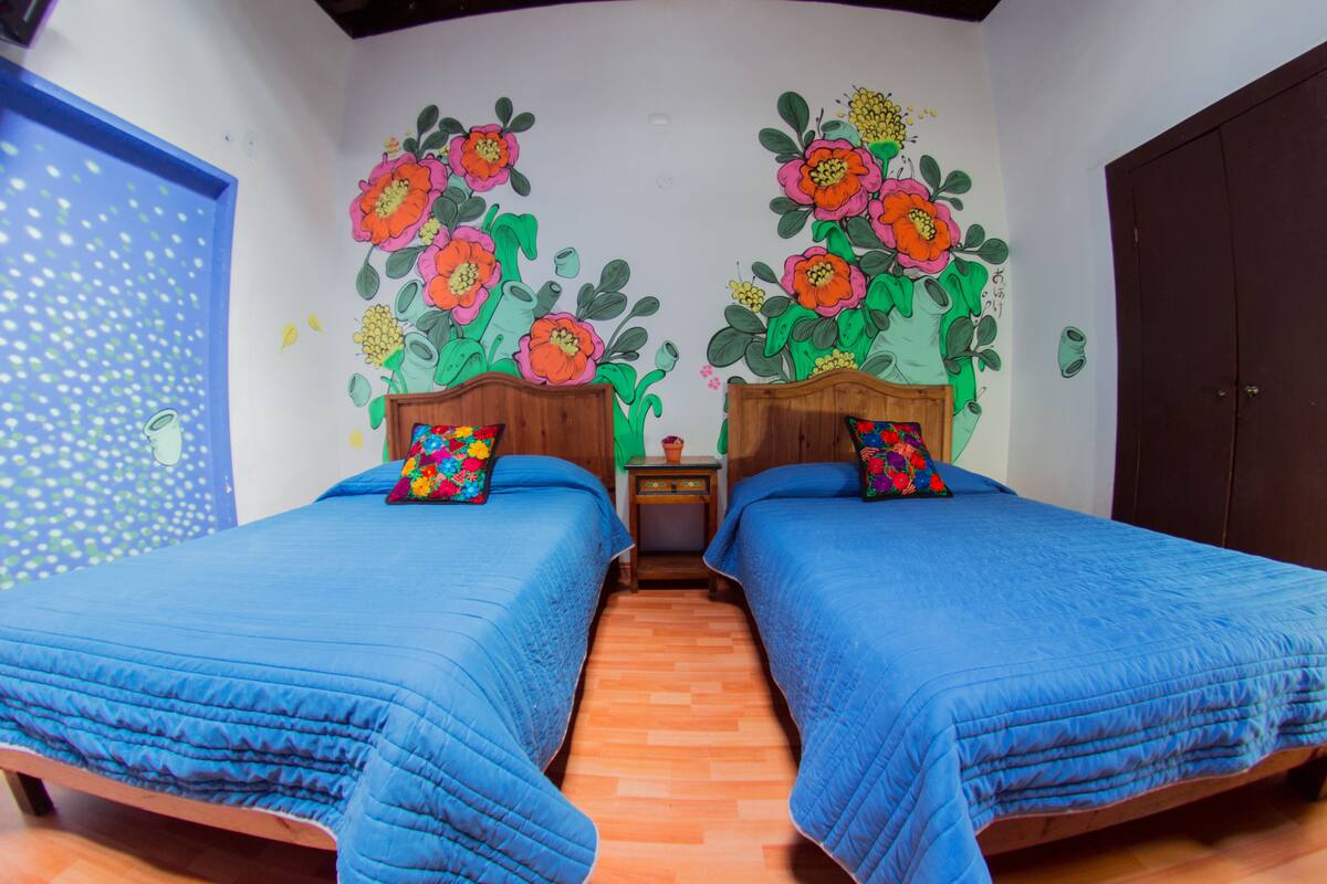 Quarto quádruplo, 2 camas de casal | Ferros/tábuas de passar roupa, Wi-Fi de cortesia