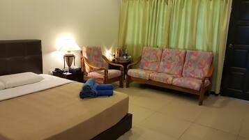 Panoramic Room (Honeymoon) | Meja, kalis bunyi, seterika/papan seterika, katil lipat simpan/tambahan