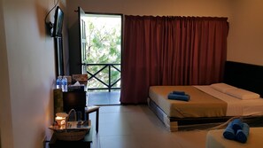 Deluxe Room | Desk, soundproofing, iron/ironing board, rollaway beds