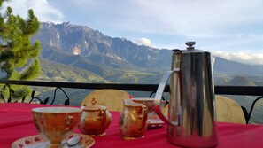 Enjoy a serene breakfast with a majestic mountain view.