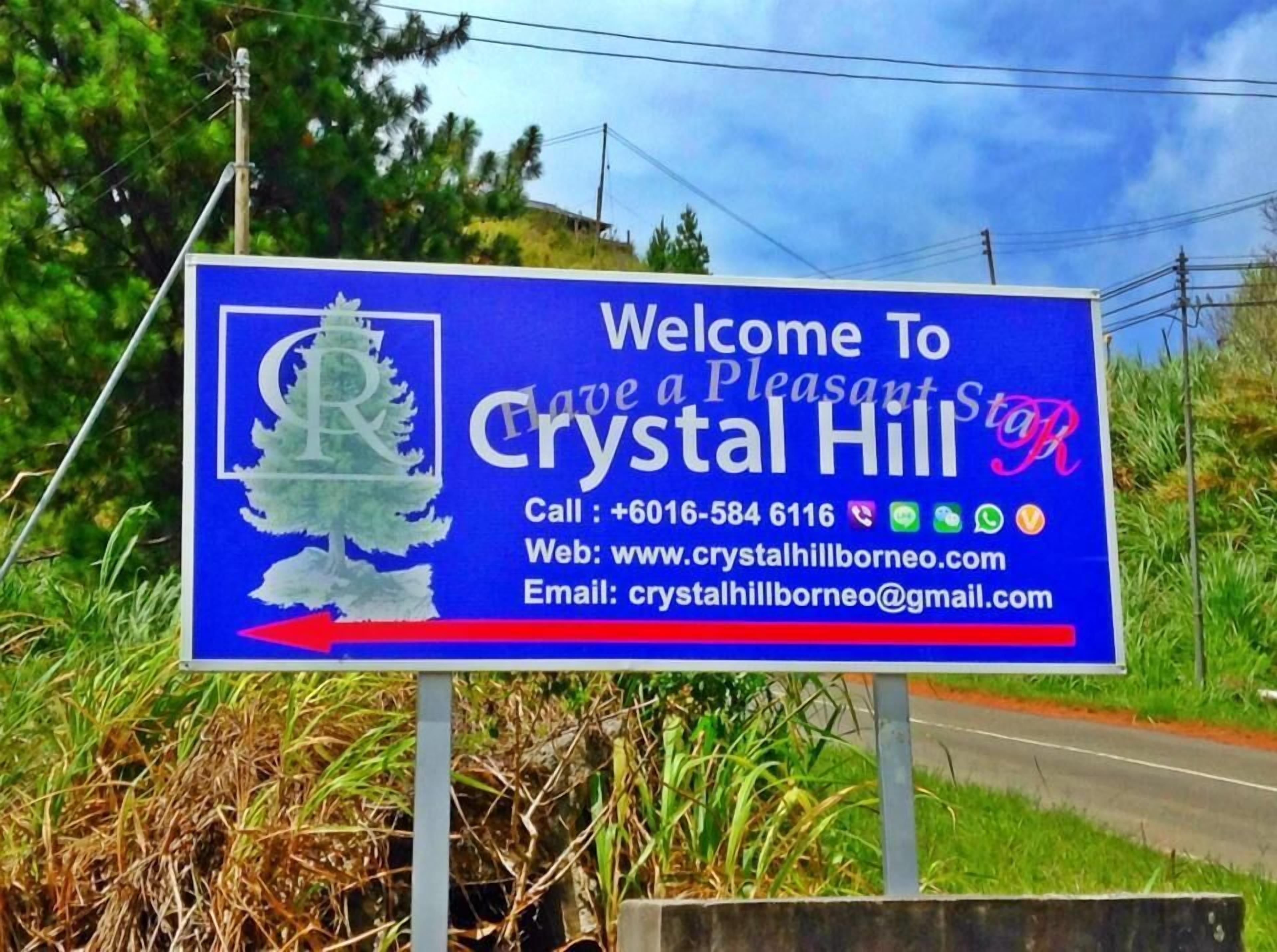 Un panneau d’accueil pour Crystal Hill, indiquant les coordonnées.