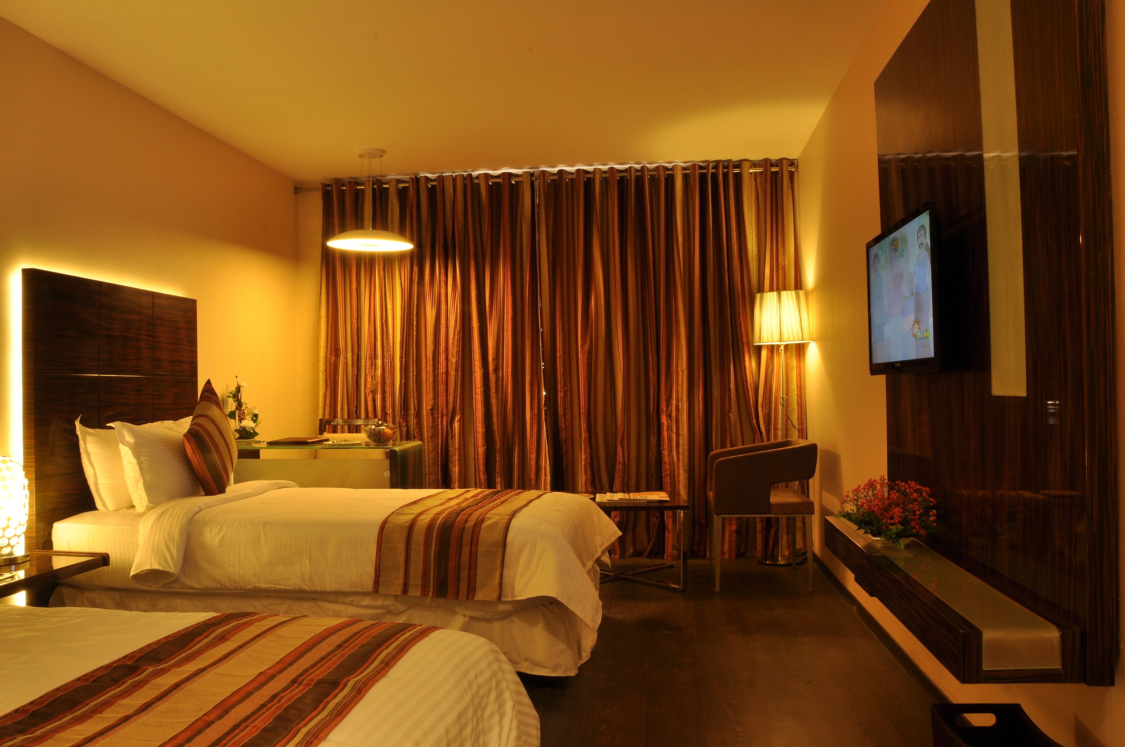 deluxe double room, 1 bedroom, smoking, city view | 1 bedroom, minibar, in-room safe, desk