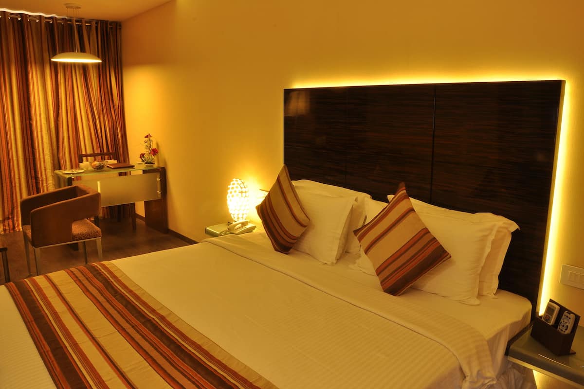 deluxe double room, 1 bedroom, smoking, city view | 1 bedroom, minibar, in-room safe, desk