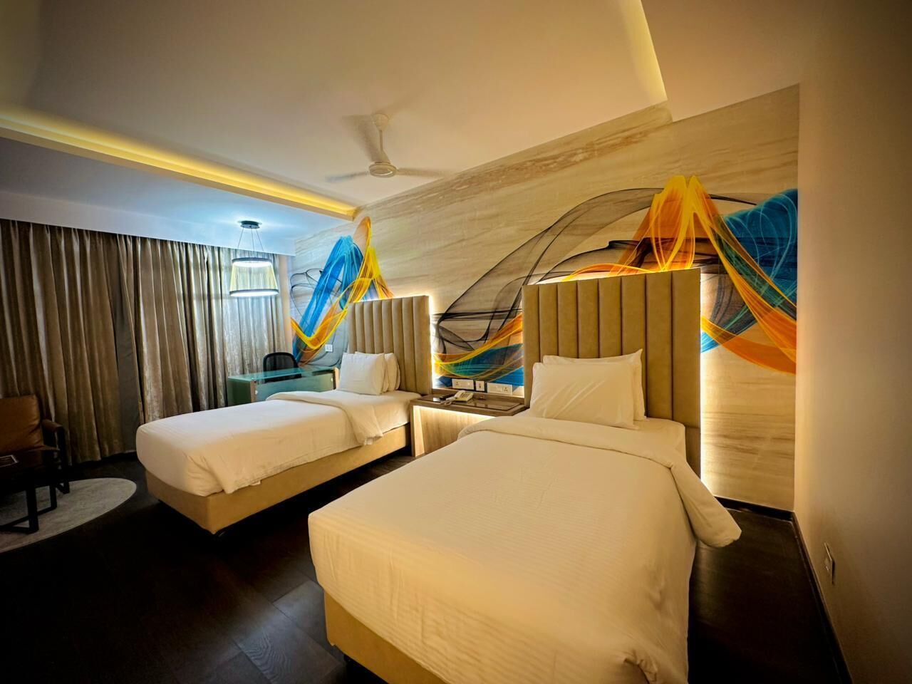 Doppia Deluxe, 1 camera da letto, fumatori, vista città | 1 camera, minibar, una cassaforte in camera, una scrivania