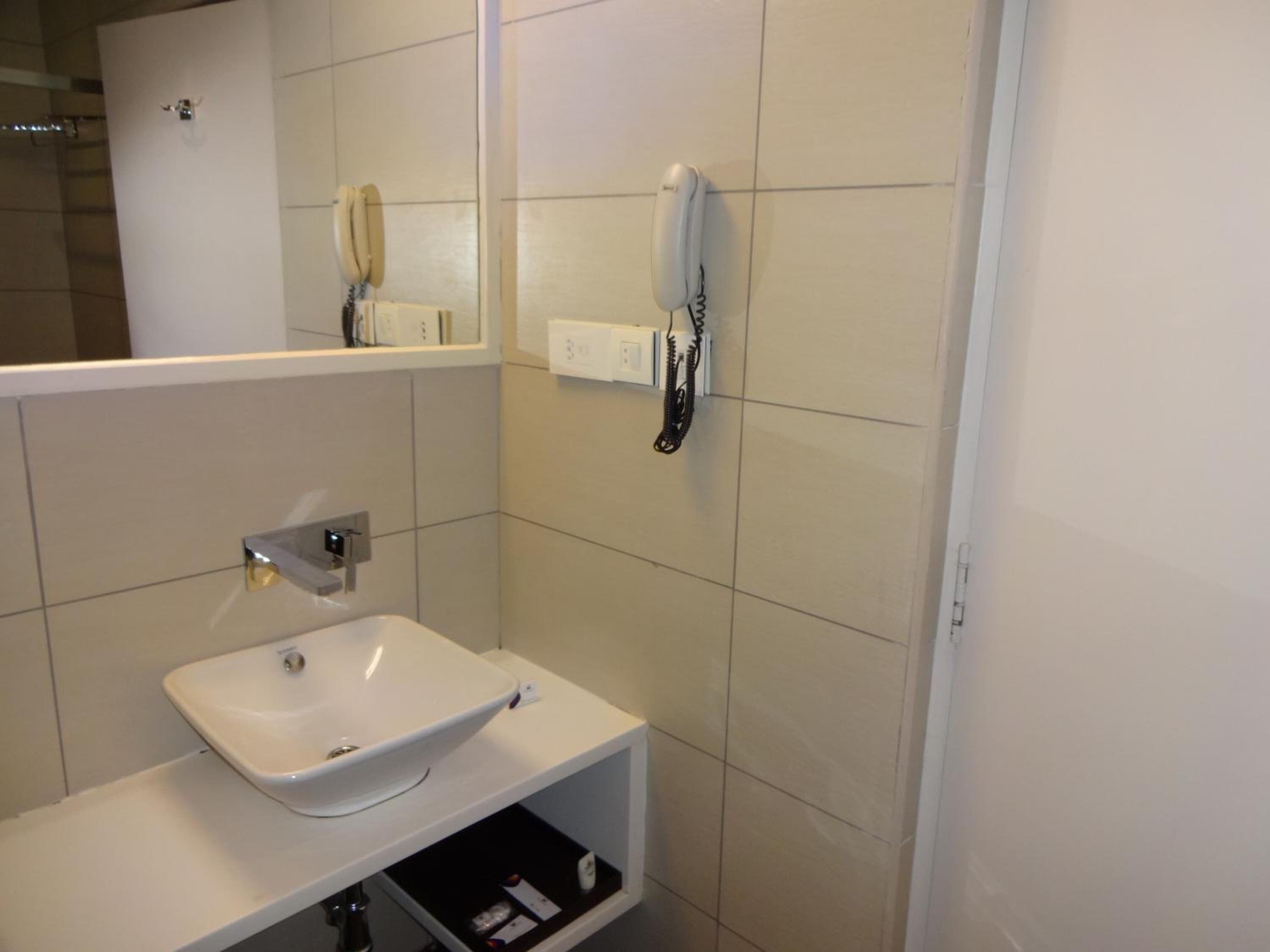 shower, rainfall showerhead, free toiletries, hair dryer