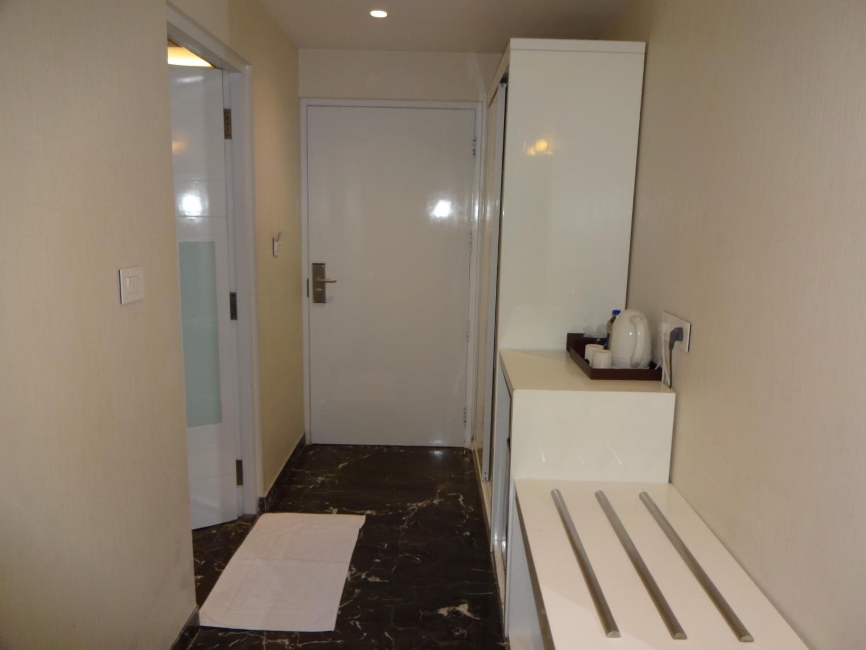 shower, rainfall showerhead, free toiletries, hair dryer