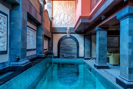 Indoor pool, sun loungers