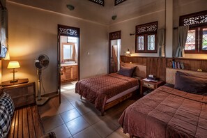 Estúdio | Frigobar, cofres nos quartos, individualmente decorados