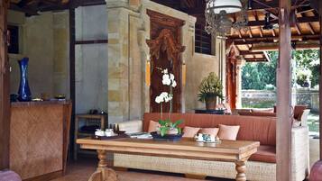 Ruang perawatan pasangan, hot tub, perawatan tubuh, dan aromaterapi