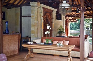 Ruang perawatan pasangan, hot tub, perawatan tubuh, dan aromaterapi