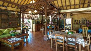 Sarapan lengkap dengan biaya tambahan