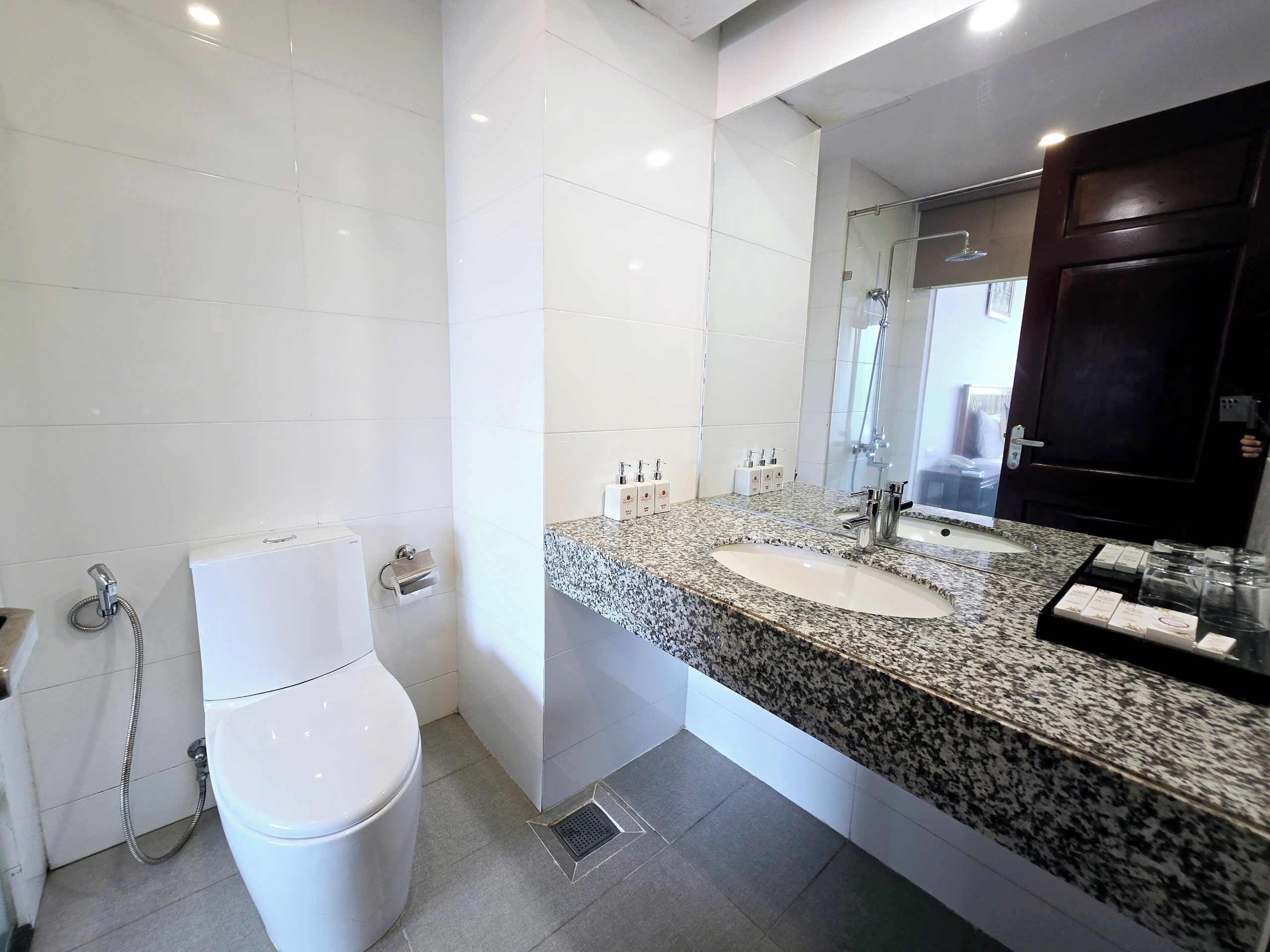 premium double or twin room | bathroom | shower, rainfall showerhead, free toiletries, hair dryer