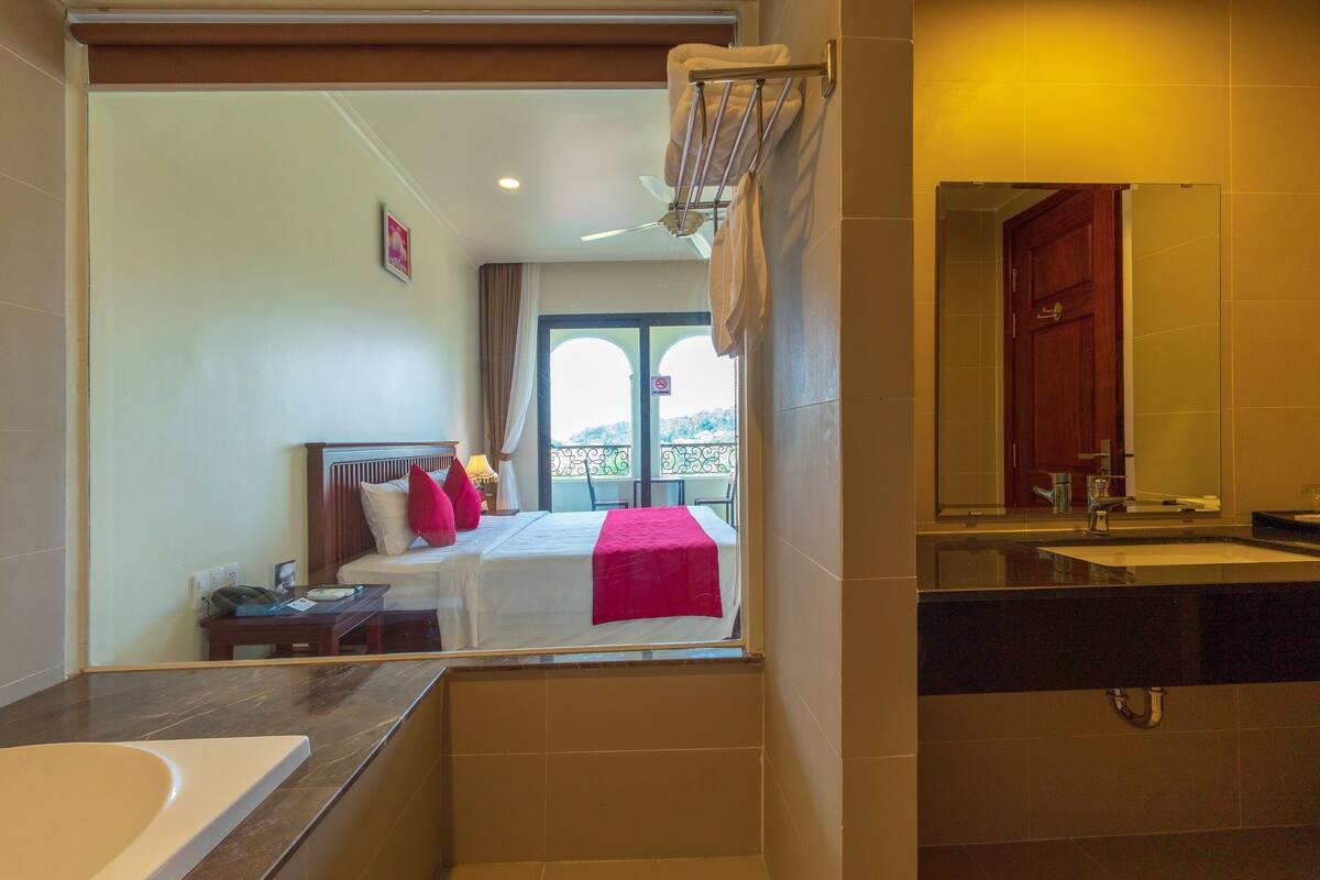 Hypo-allergenic bedding, minibar, in-room safe, desk