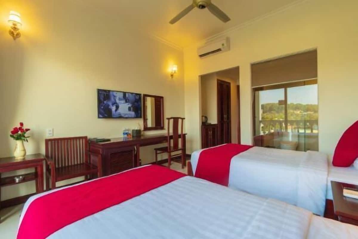 1 bedroom, hypo-allergenic bedding, minibar, in-room safe