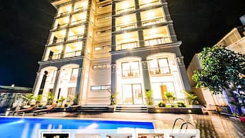 Breakfast, lunch, dinner served; international cuisine