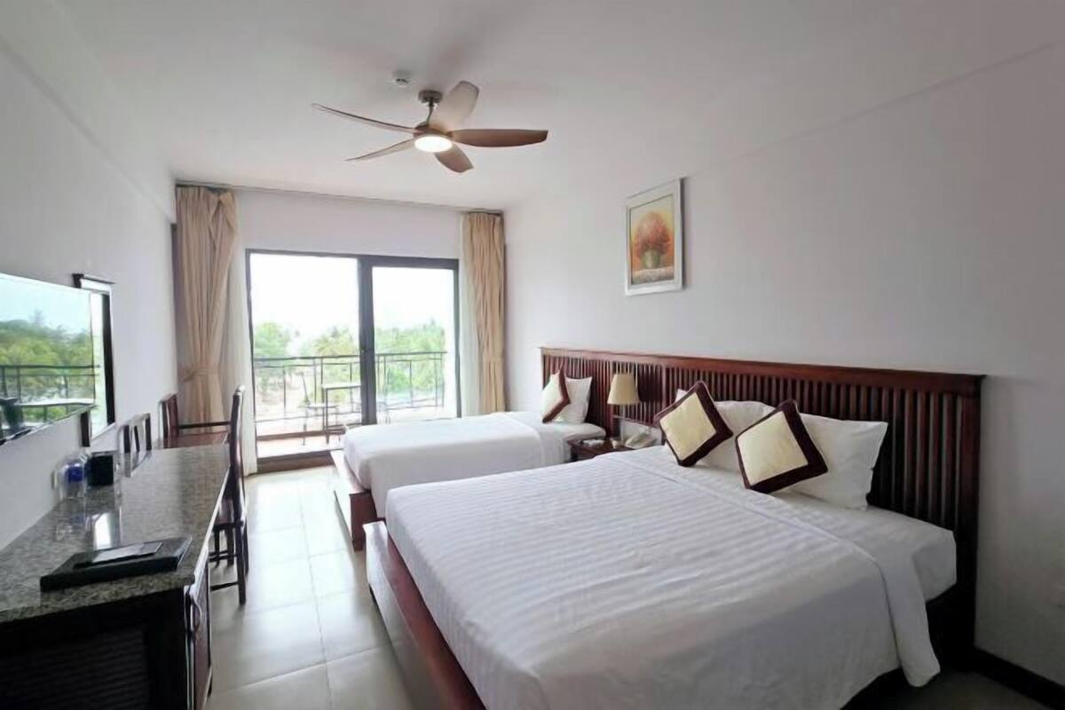 1 bedroom, hypo-allergenic bedding, minibar, in-room safe