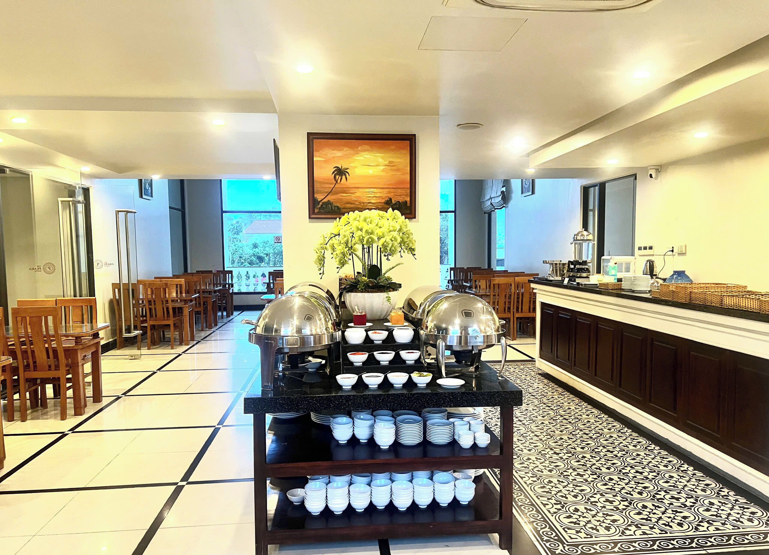 Breakfast, lunch, dinner served; international cuisine 