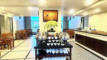 Breakfast, lunch, dinner served; international cuisine