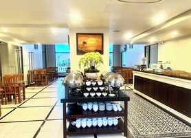 Breakfast, lunch, dinner served; international cuisine 