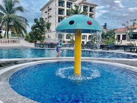 Una piscina al aire libre, tumbonas