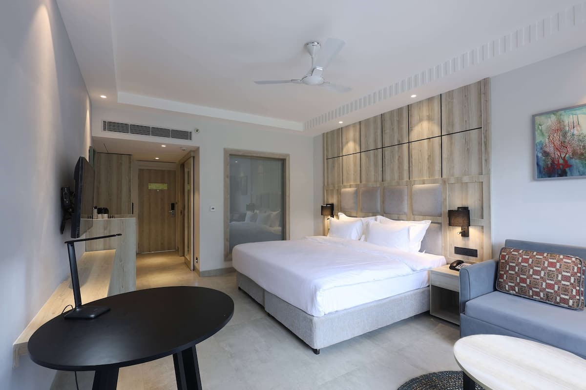 Standard Room | In-room safe, desk, soundproofing, free WiFi