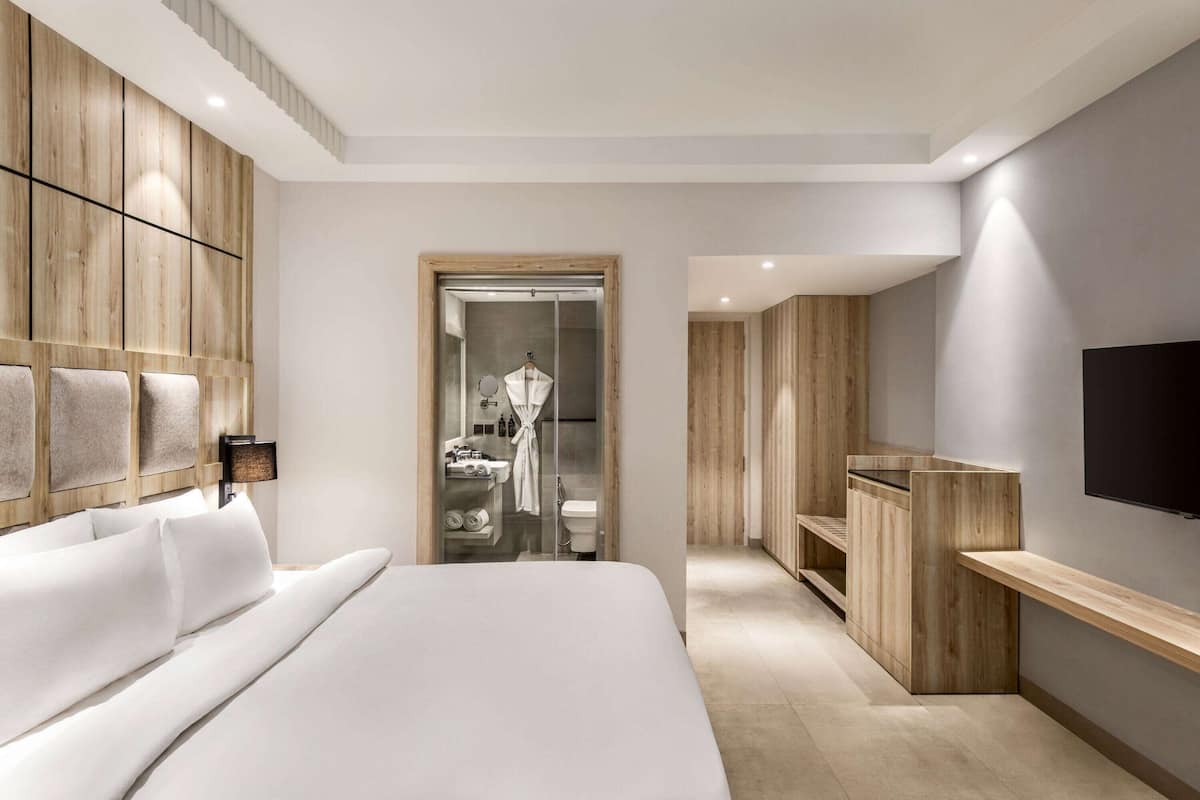 Room, Accessible (Mobility, Roll-In Shower) | In-room safe, desk, soundproofing, free WiFi
