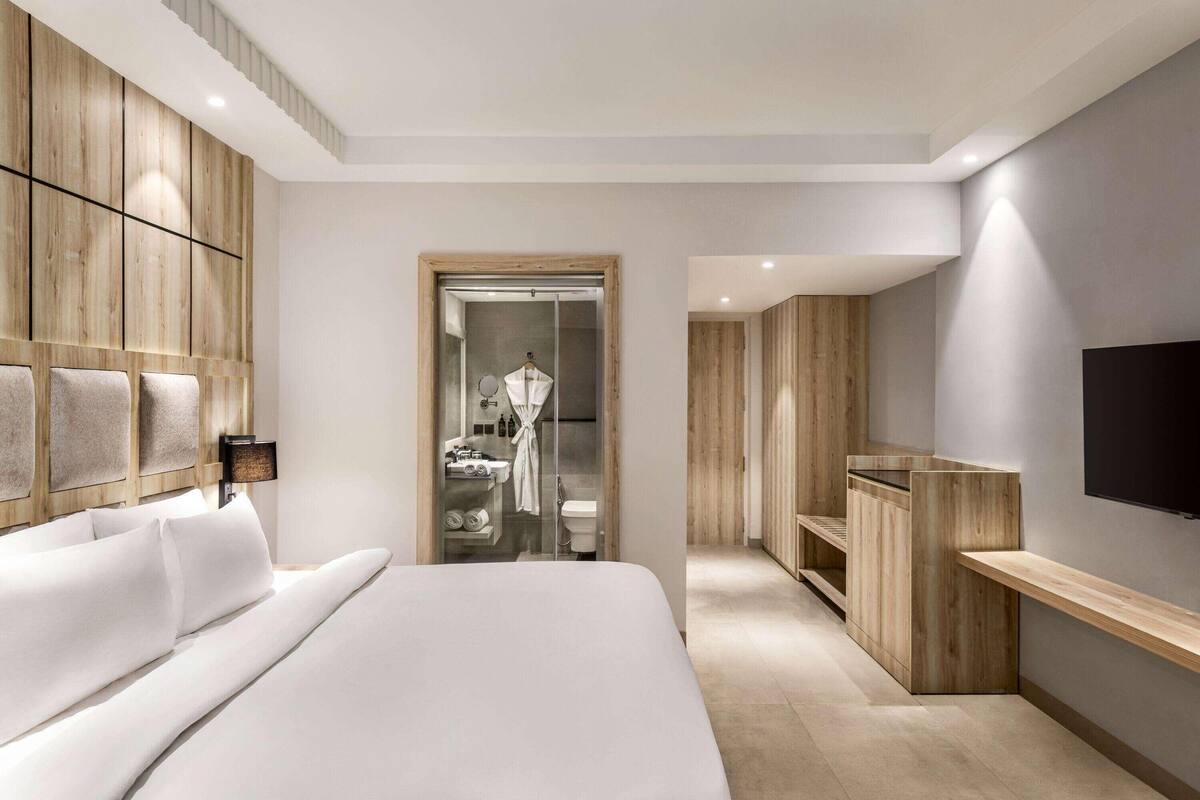 In-room safe, desk, soundproofing, WiFi (free)