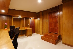 Une salle de conférence avec des panneaux de bois, une longue table et un grand miroir.