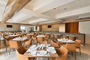 2 개의 레스토랑, 아침 식사, 점심 식사, 저녁 식사 제공(세계 요리)