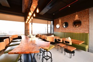 2 restaurants, breakfast, lunch, dinner served; international cuisine