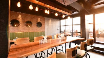 2 restaurants, breakfast, lunch, dinner served; international cuisine