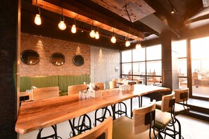 2 restaurants, breakfast, lunch, dinner served; international cuisine 