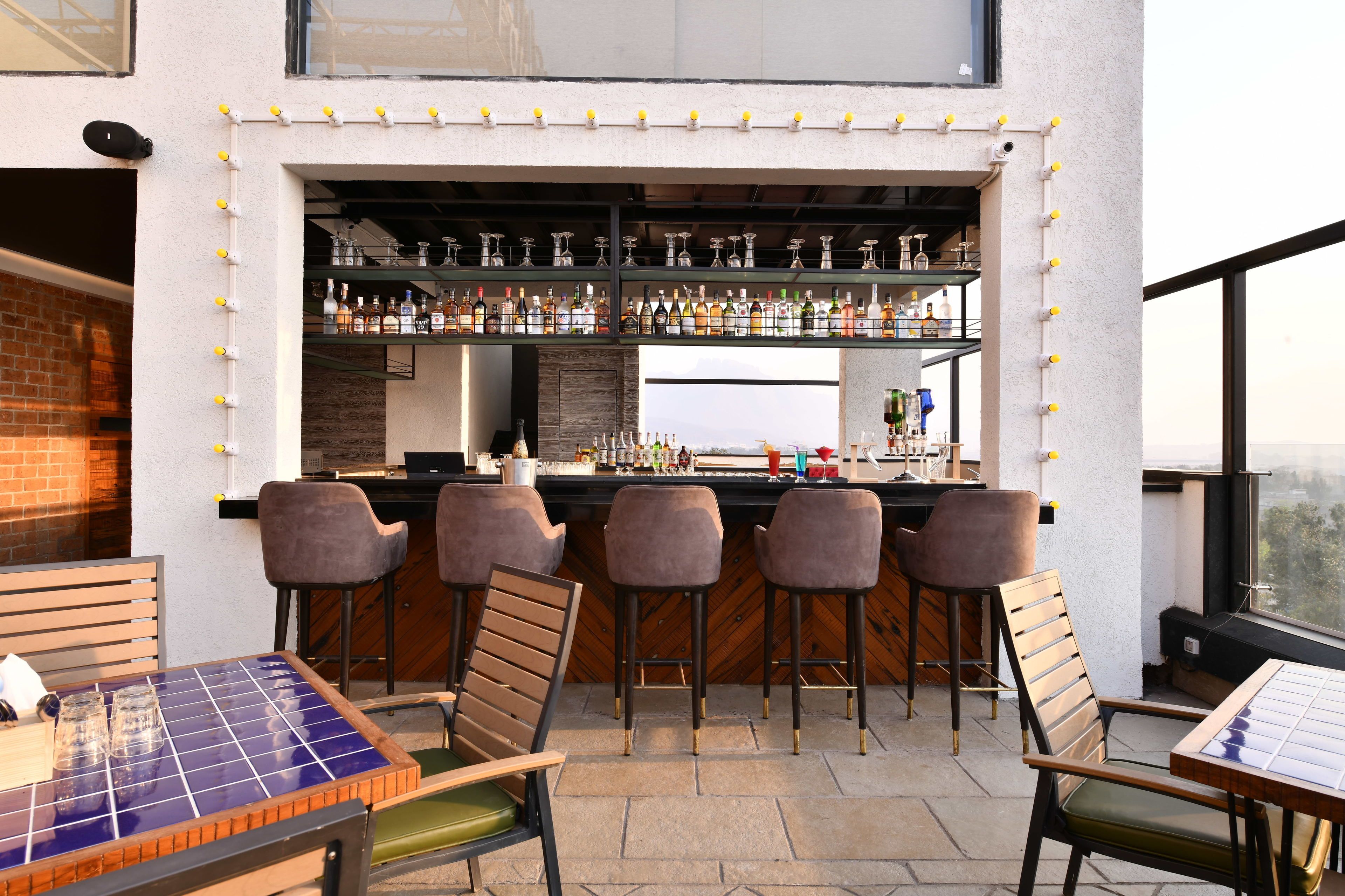 2 restaurants; breakfast, lunch, dinner and brunch served 